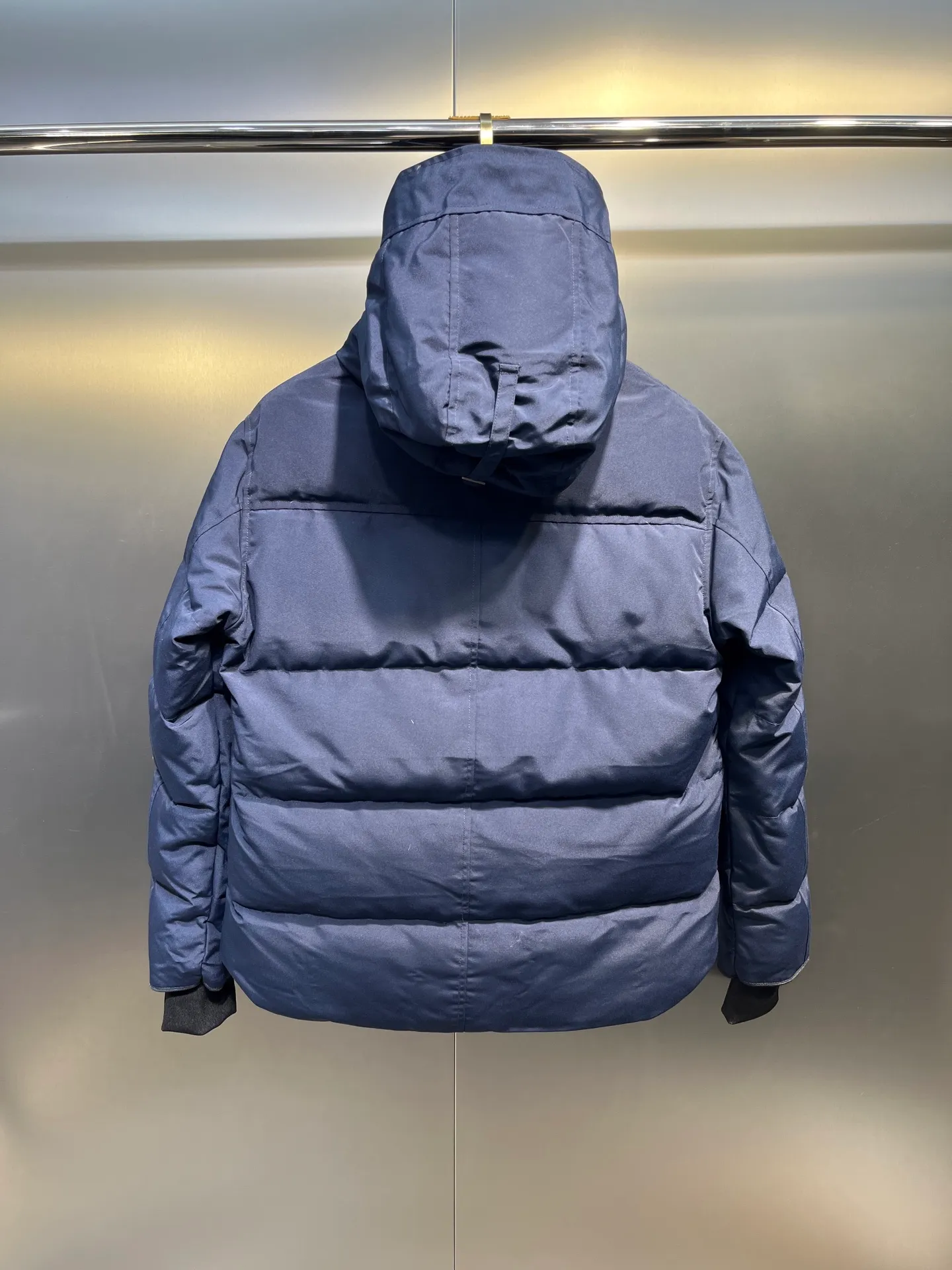 P700 Goose 🌟17 styles of chest patch, same style for men and women, cold-resistant down jackets! The fur collar is detachable. The natural Siberian coyote fur collar has a delicate yet strong feel, which comes from the sense of life that comes from the erosion of wind and frost in nature. The market usually uses raccoon fur or fake fur instead, which is not even the slightest bit better! The collar part has cold-proof flannel, which is close to the head and neck, comfortable and warm! The fabric is made of high-density nano-level waterproof fabric, which is windproof and wear-resistant and has a certain thickness! The zipper is the official YKK brand! The waist has an elastic waistline design that can be adjusted according to yourself! There is also an anti-wind Velcro inside! Seamless threaded cuffs to avoid stiffening! In order to prevent cold wind from pouring in, a double closure design is adopted. On the premise of the traditional zipper fly, six Velcro fasteners are used for secondary closure, which brings better warmth retention effect. It retains the classic hooded design and uses super large luxurious wolf fur to protect against wind and cold. No matter how low the temperature is this winter, one piece is enough. I’ll give you the wind and temperature. Size: s-xxl